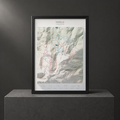 Mapa de pistas de Masella · Cartográfico · 50 × 70 cm. Lámina enmarcada en negro sobre un pedestal.