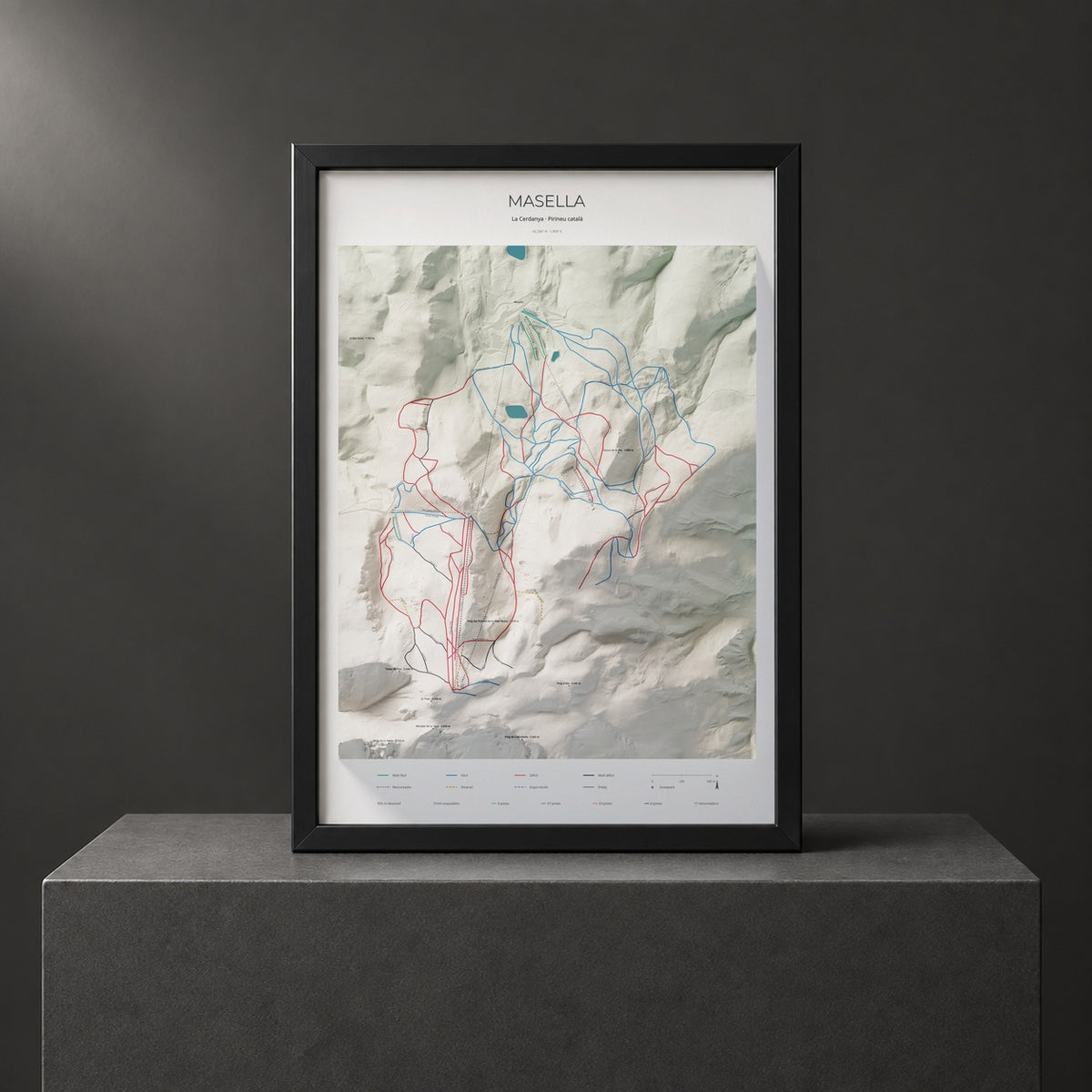 Mapa de pistas de Masella · Cartográfico · 70 × 100 cm. Lámina enmarcada en negro sobre un pedestal.