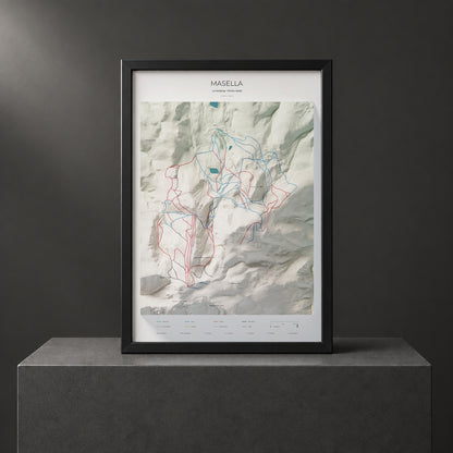 Mapa de pistas de Masella · Cartográfico · 70 × 100 cm. Lámina enmarcada en negro sobre un pedestal.