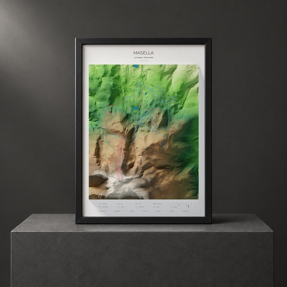 Mapa de pistas de Masella · Clásico · 50 × 70 cm. Lámina enmarcada en negro sobre un pedestal.