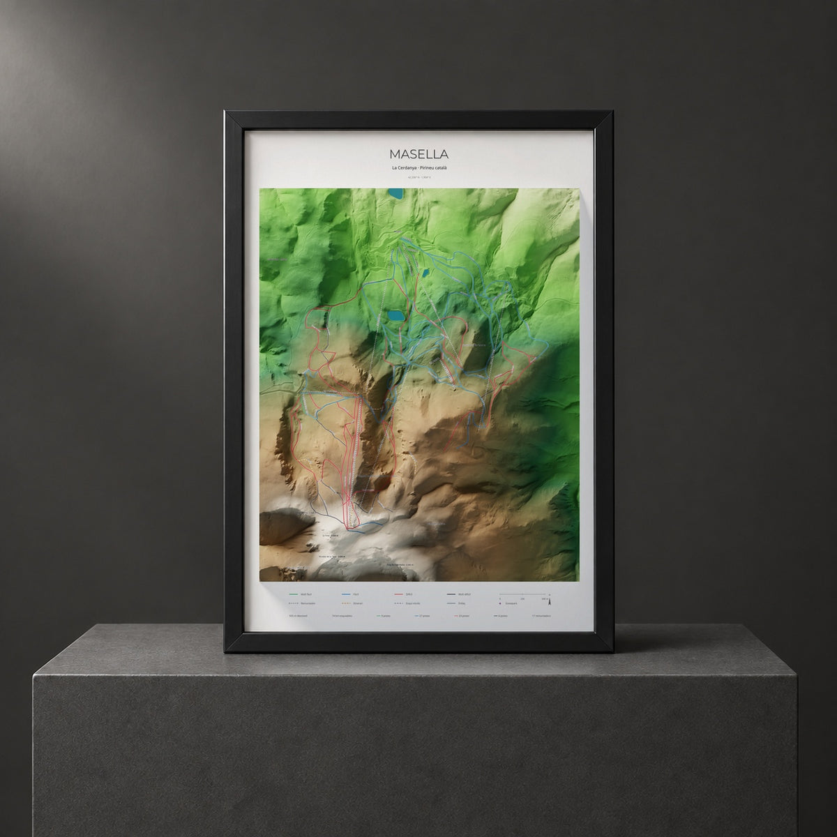 Mapa de pistas de Masella · Clásico · 70 × 100 cm. Lámina enmarcada en negro sobre un pedestal.