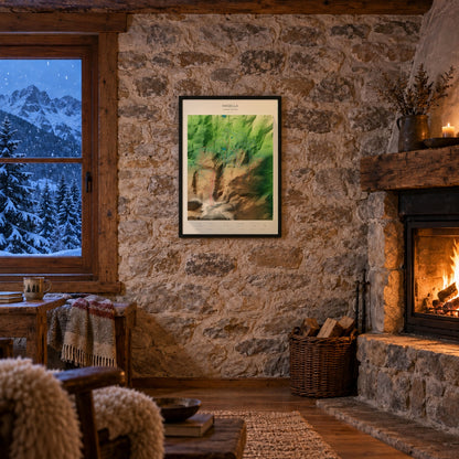 Mapa de pistas de Masella · Clásico · 70 × 100 cm. Lámina enmarcada en la pared de piedra de un refugio con chimenea.