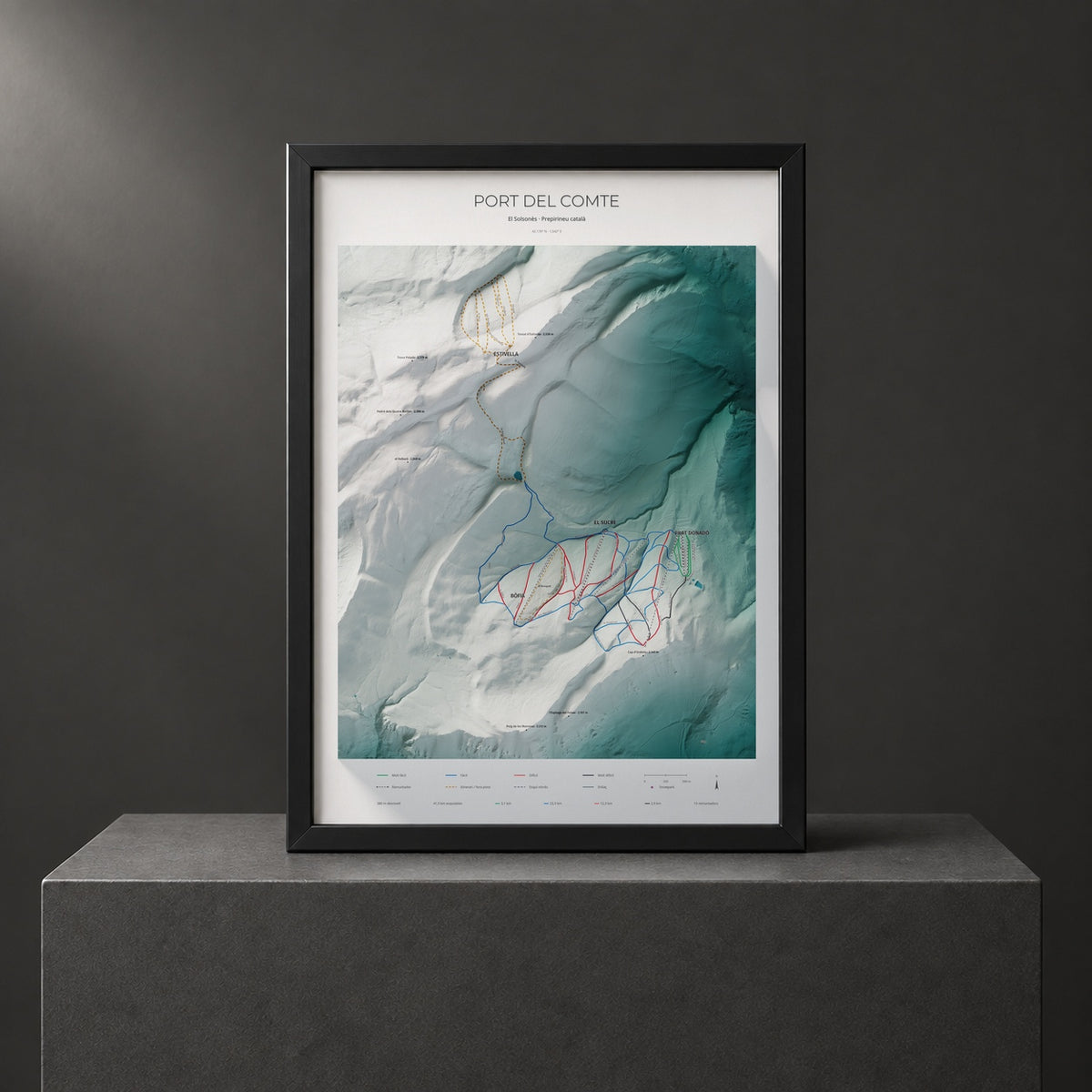 Mapa de pistes de Port del Comte · Alpina · 50 × 70 cm. Làmina emmarcada en negre sobre un pedestal.