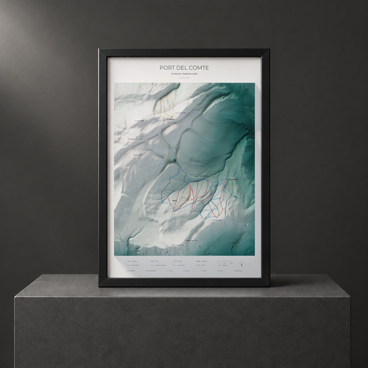Mapa de pistes de Port del Comte · Alpina · 70 × 100 cm. Làmina emmarcada en negre sobre un pedestal.