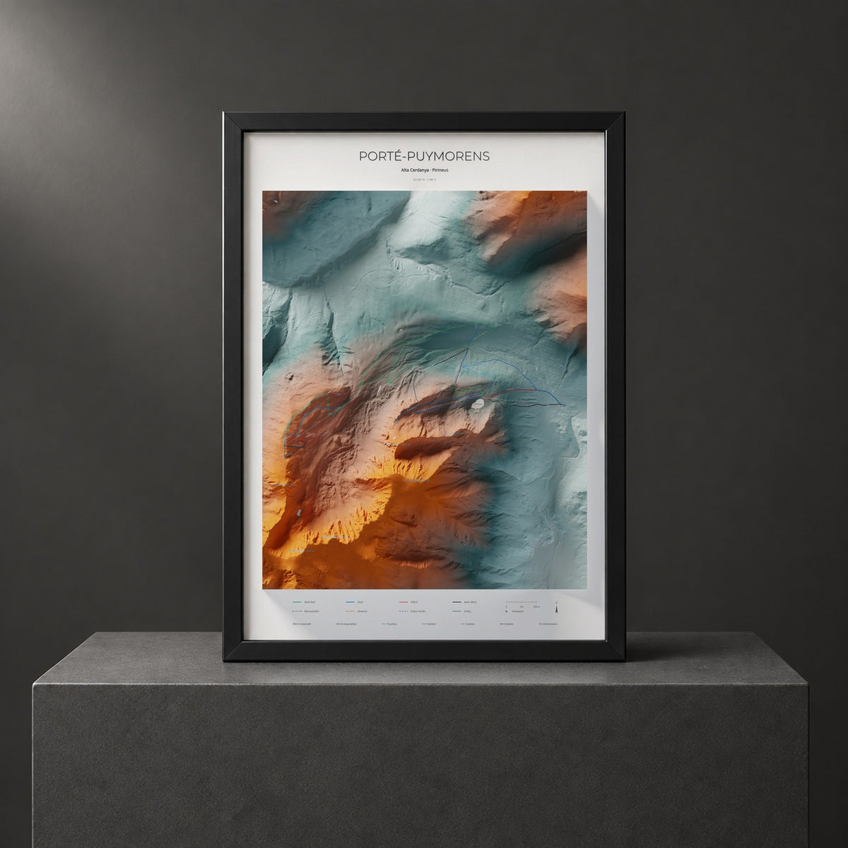 Mapa de pistas de Porté-Puymorens · Contrastado · 50 × 70 cm. Lámina enmarcada en negro sobre un pedestal.