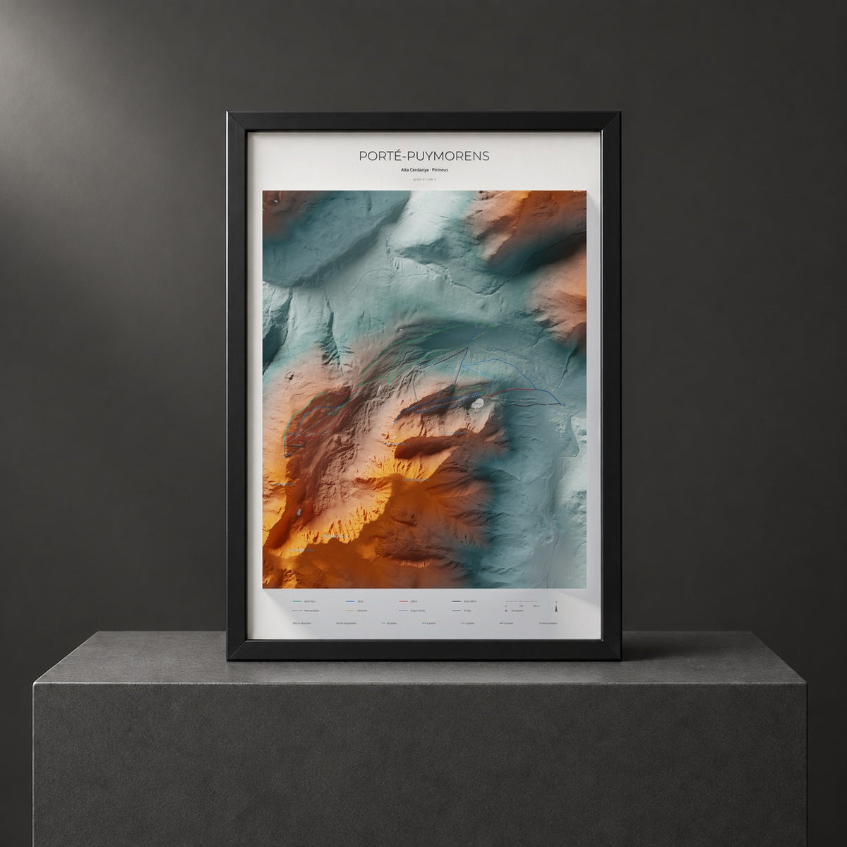 Mapa de pistas de Porté-Puymorens · Contrastado · 70 × 100 cm. Lámina enmarcada en negro sobre un pedestal.