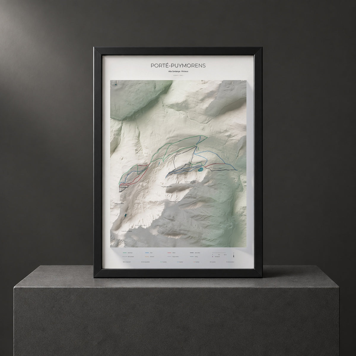 Mapa de pistas de Porté-Puymorens · Cartográfico · 50 × 70 cm. Lámina enmarcada en negro sobre un pedestal.