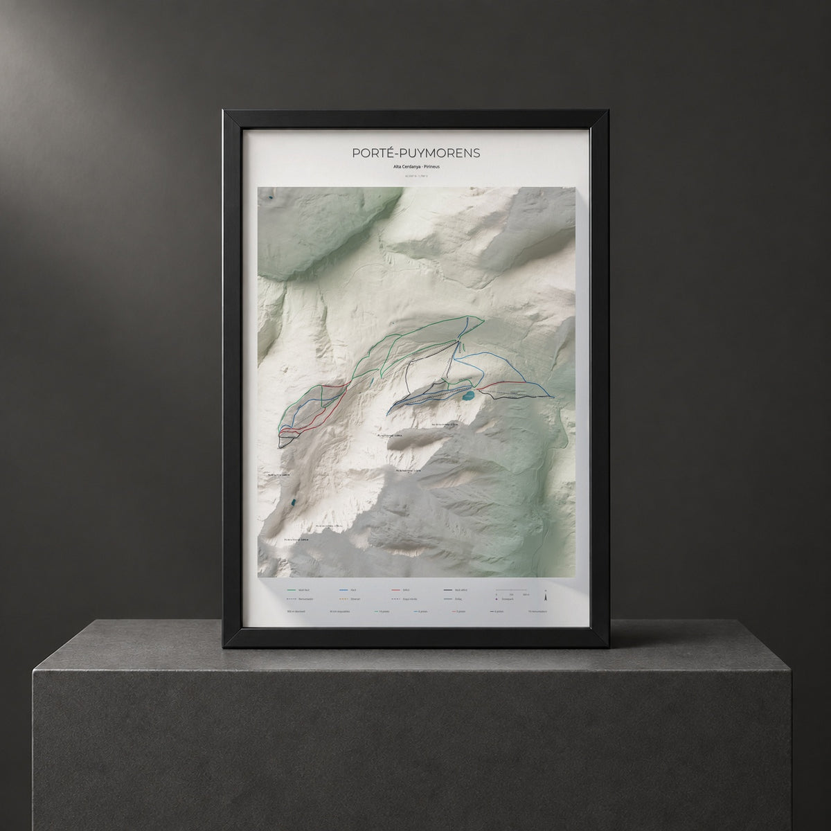 Mapa de pistas de Porté-Puymorens · Cartográfico · 70 × 100 cm. Lámina enmarcada en negro sobre un pedestal.