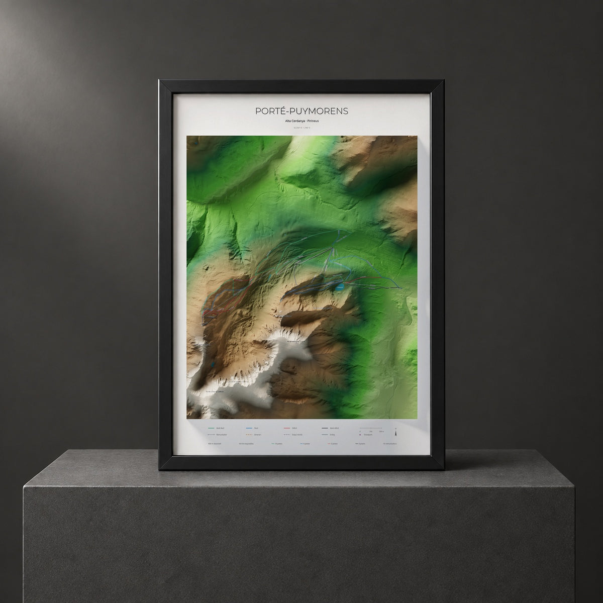 Mapa de pistas de Porté-Puymorens · Clásico · 50 × 70 cm. Lámina enmarcada en negro sobre un pedestal.