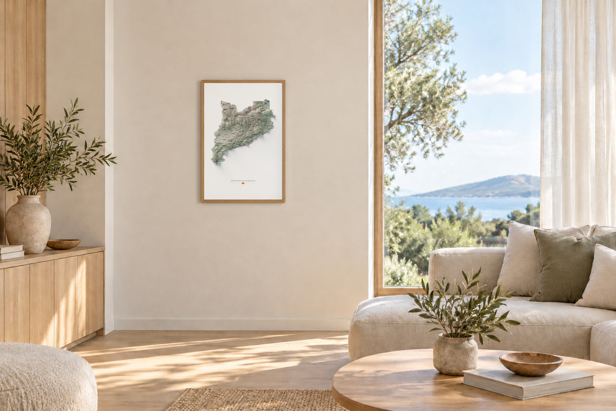 Mapa del relieve de Principat de Catalunya · Cartográfico · 61 × 91 cm · Lámina en un salón luminoso con madera clara