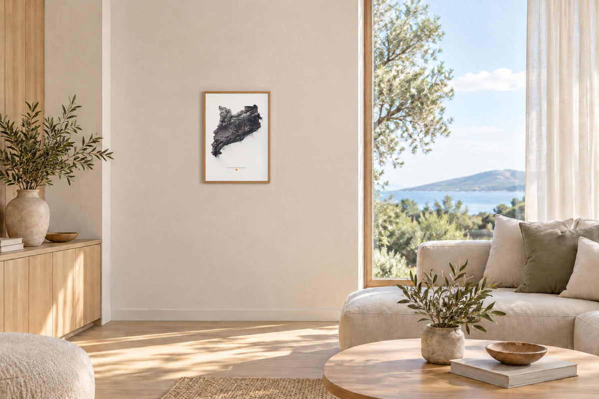 Mapa del relieve de Principat de Catalunya · Gris lavanda · 50 × 70 cm · Lámina en un salón luminoso con madera clara
