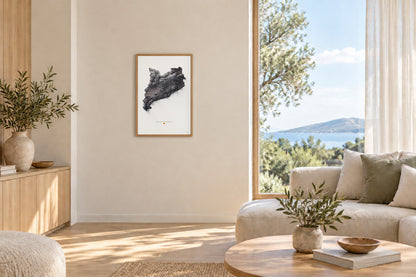 Mapa del relieve de Principat de Catalunya · Gris lavanda · 61 × 91 cm · Lámina en un salón luminoso con madera clara