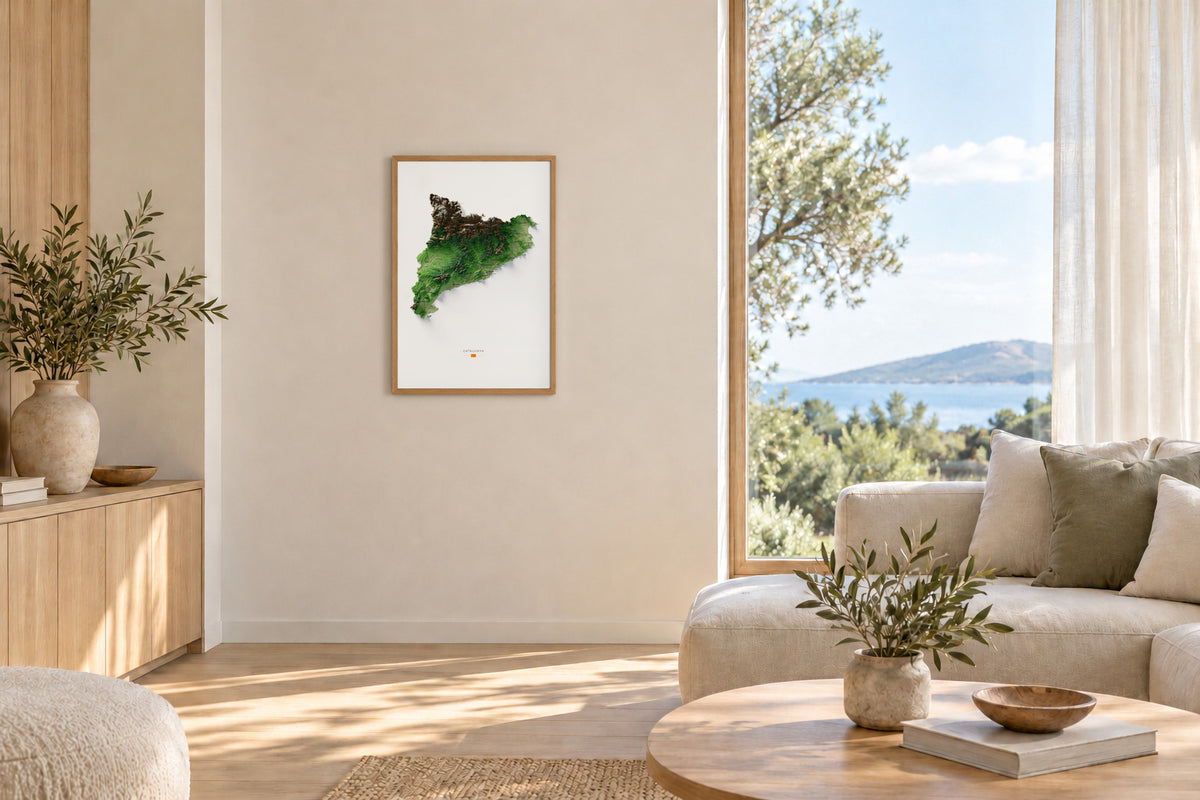 Mapa del relleu de Catalunya · Clàssic · 61 × 91 cm · Làmina en un saló lluminós amb fusta clara