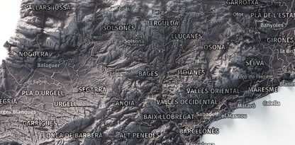 Mapa del relleu de Catalunya · Gris lavanda · 21 × 30 cm · Detall del centre