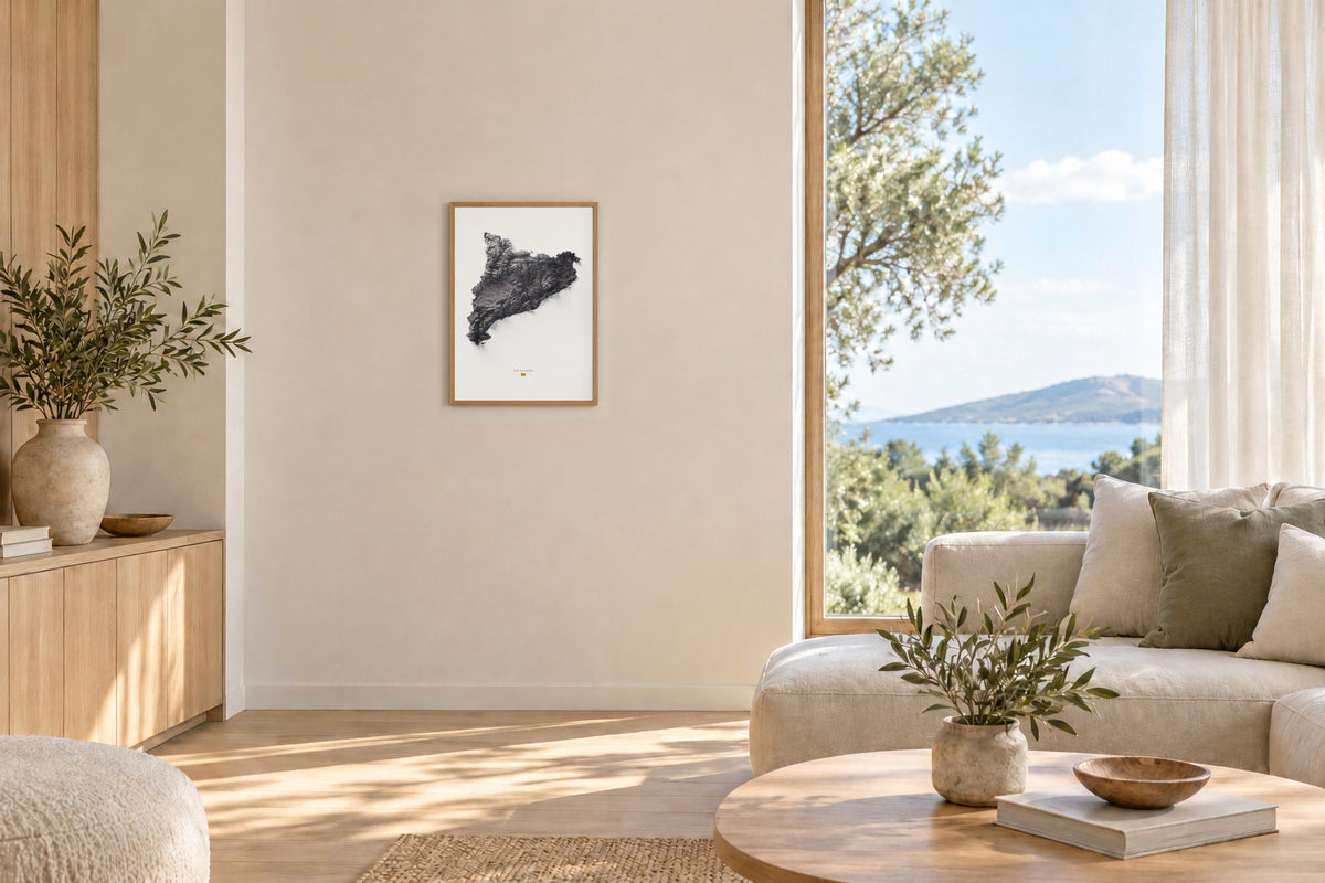 Mapa del relleu de Catalunya · Gris lavanda · 50 × 70 cm · Làmina en un saló lluminós amb fusta clara