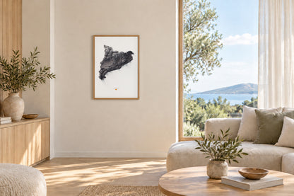 Mapa del relleu de Catalunya · Gris lavanda · 70 × 100 cm · Làmina en un saló lluminós amb fusta clara