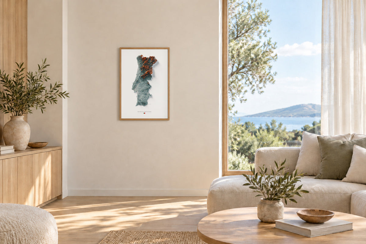 Mapa del relieve de Portugal continental · Contrastado · 61 × 91 cm · Lámina en un salón luminoso con madera clara