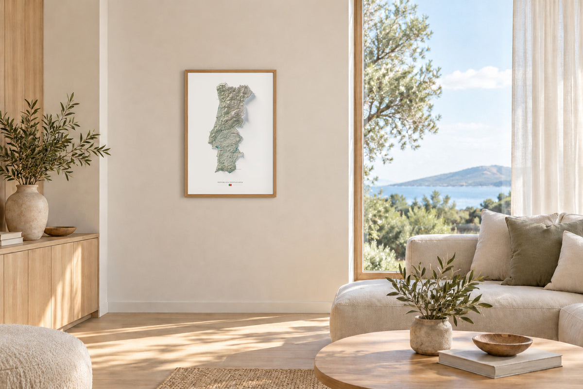 Mapa del relieve de Portugal continental · Cartográfico · 70 × 100 cm · Lámina en un salón luminoso con madera clara