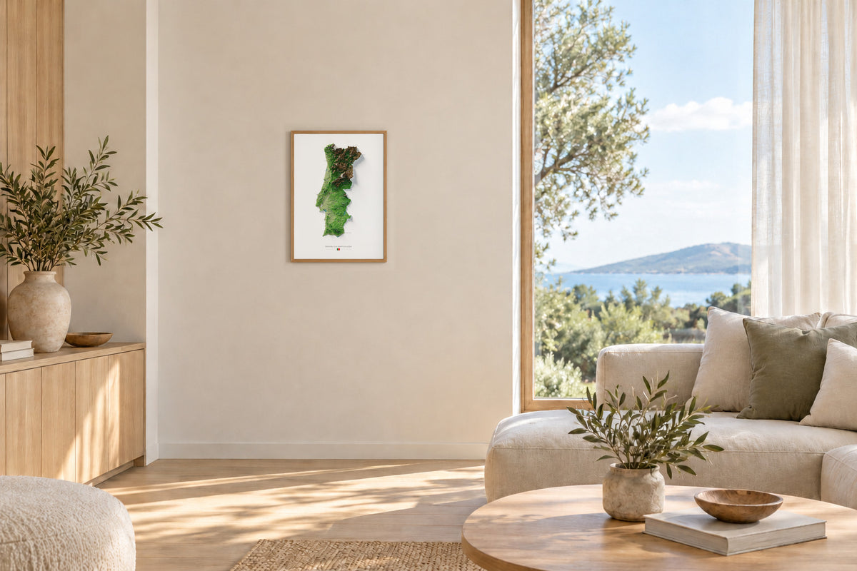 Mapa del relieve de Portugal continental · Clásico · 50 × 70 cm · Lámina en un salón luminoso con madera clara