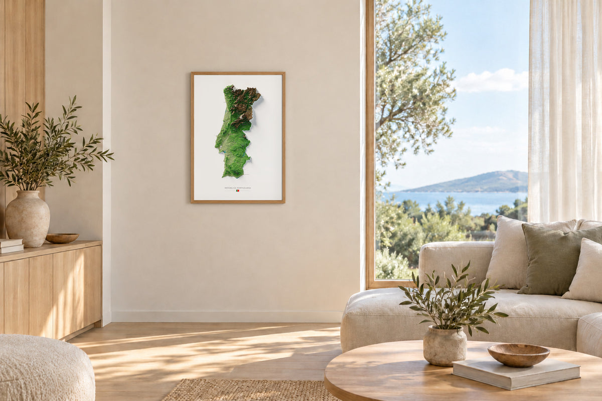 Mapa del relieve de Portugal continental · Clásico · 70 × 100 cm · Lámina en un salón luminoso con madera clara