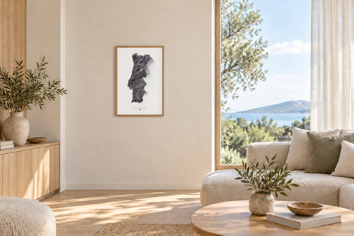 Mapa del relieve de Portugal continental · Gris lavanda · 61 × 91 cm · Lámina en un salón luminoso con madera clara
