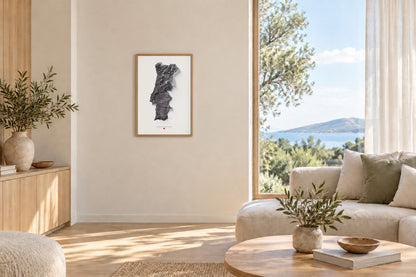 Mapa del relieve de Portugal continental · Gris lavanda · 61 × 91 cm · Lámina en un salón luminoso con madera clara