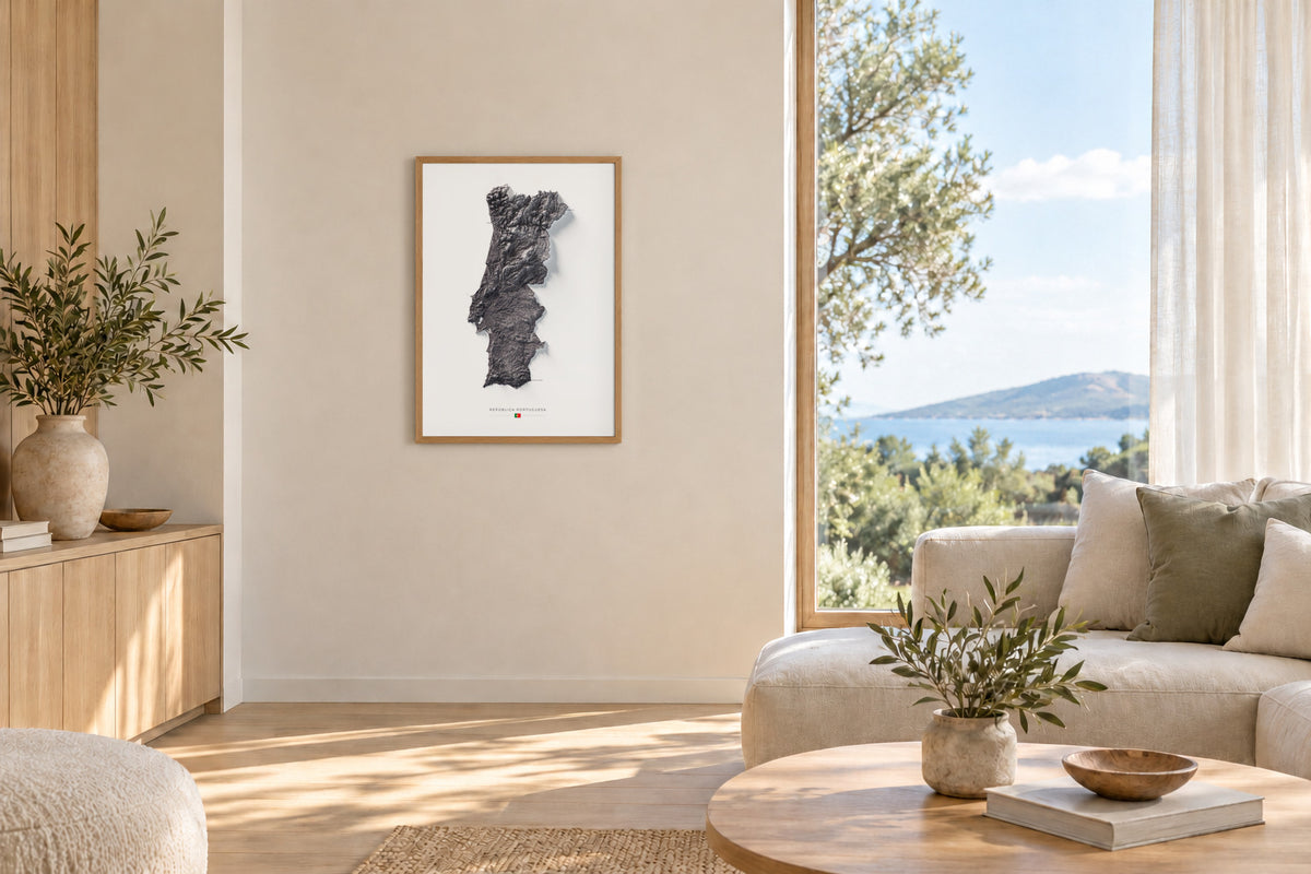 Mapa del relieve de Portugal continental · Gris lavanda · 70 × 100 cm · Lámina en un salón luminoso con madera clara