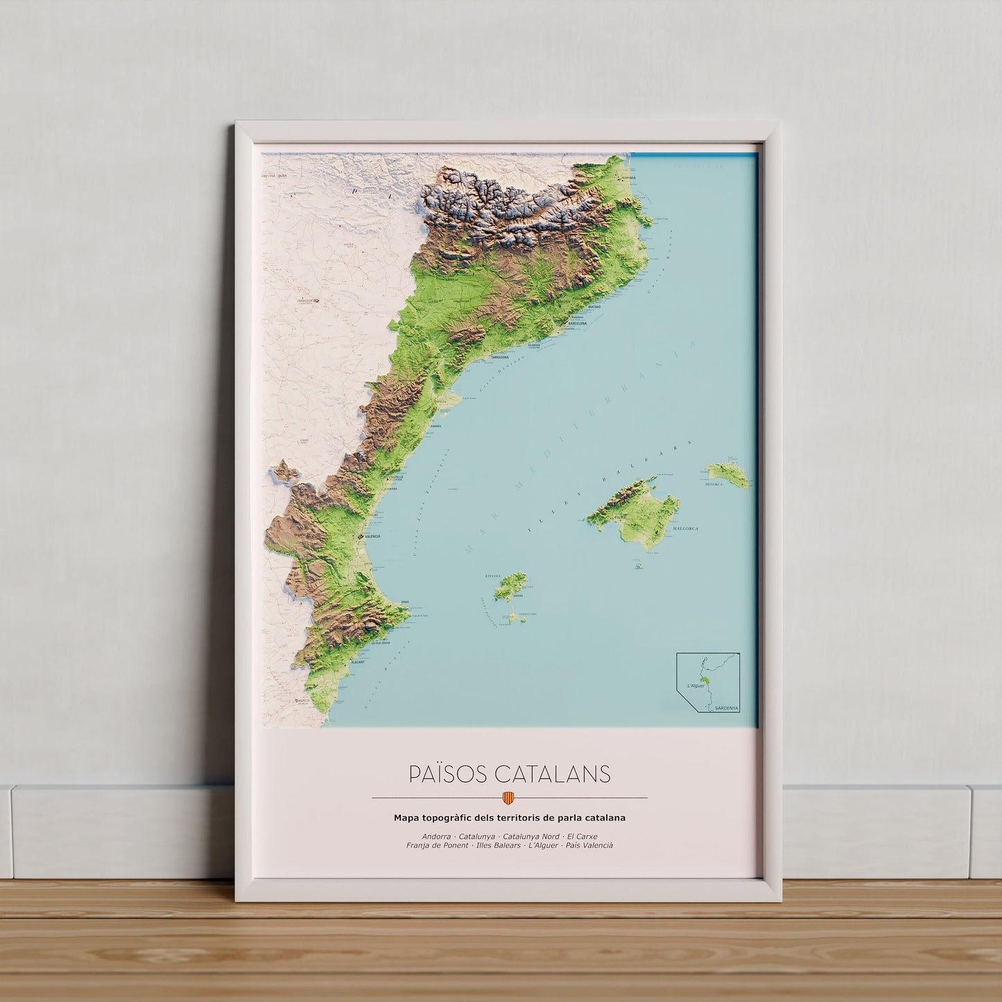 ELS PAÏSOS CATALANS. Mapa topográfico. Versió amb el mar blau.